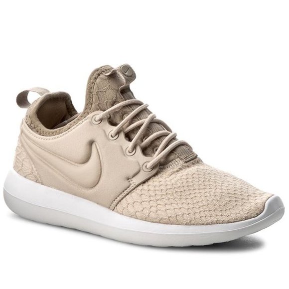 Nike Women's Size 8 Roshe Two Se Oatmeal Khaki White 881188-100